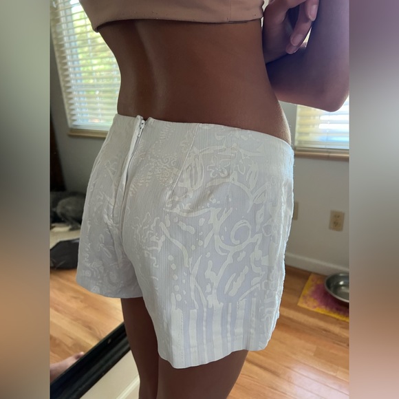 Lilly Pulitzer sz 2 white shorts w appliqué - Picture 4 of 8